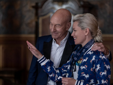 Regisseurin Elizabeth Banks und Hauptdarsteller Patrick Steward am Set in den Räumen von Schloss Moritzburg