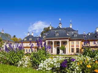 Schloss Park Pillnitz Wasserpalais mit Blumen Schloss Park Pillnitz Wasserpalais mit Blumen