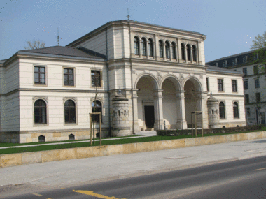 Bild des Torhauses mit Sitz der Zentrale in Dresden