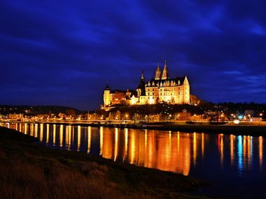Albrechtsburg Meissen Blick ueber Elbe bei Nacht