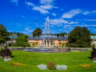 Romantická zahrada s fontánou u zámku a parku Pillnitz