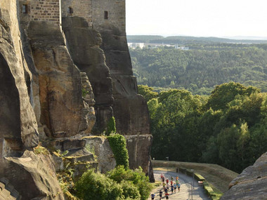 Läufer umrunden das "Horn" der Festung