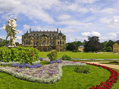 Das Palais im Großen Garten Dresden mit Sommerbepflanzung