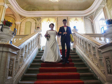 Ausmarsch eines Brautpaares nach der Trauung im Barockschloss Rammenau