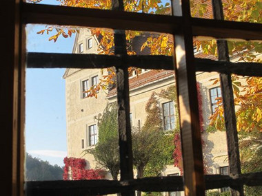 Sicht aus vergitterten Fenster auf Schloss Nossen