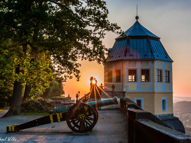 Kanone vor der Friedrichsburg kurz vor Sonnenuntergang