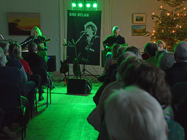 Das Bild zeigt die Band "Fischer&Folk" bei einem vergangenen Auftritt im Ausstellungssaal von Schloss Rochsburg. 