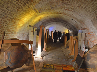 das Kellergewölbe von Schloss Rochsburg, verschiedene Gongs sind ausgestellt