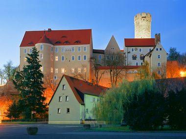 Blick auf die Burg Gnandstein bei Einbruch der Dunkelheit Blick auf die Burg Gnandstein bei Einbruch der Dunkelheit