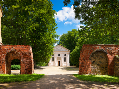 Das Mausoleum im Klosterpark Altzella Das Mausoleum im Klosterpark Altzella