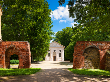Das Mausoleum im Klosterpark Altzella