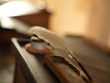 Gänsefeder zum Schreiben liegend