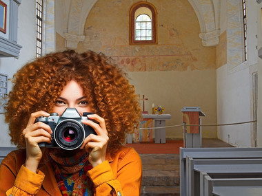 Ein Frau mit großer Foto-Kamera in der Garnisonskirche