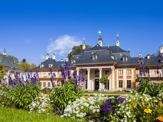 Schloss Park Pillnitz Wasserpalais mit Blumen