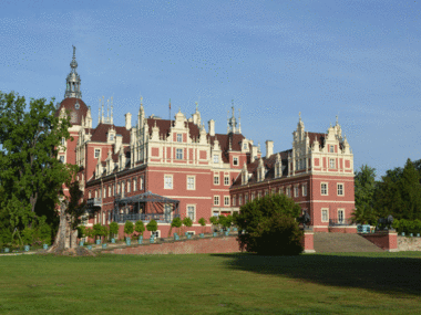 Pomerančovníky na příjezdové rampě k zámku: Foto: Nadace Parku knížete Pücklera v Bad Muskau