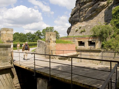 Seitliche Ansicht der Roten Brücke mit Graben