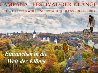 Postkarten Motiv zum Campana Festival: eine herbstliche Luftaufnahme von Schloss Rochsburg, umgeben von herbstlichem Wald, rechts im Bild ein paar Campana Künstler