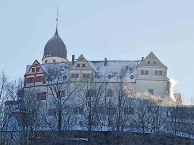 Das Bild zeigt Schloss Rochsburg im Winter, mit Schnee bedeckt