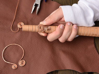 Aus Kupferdraht wird Schmuck hergestellt