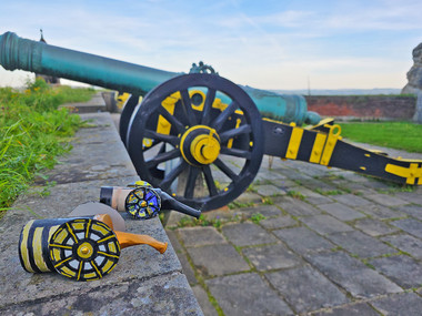 Zwei Mini-Kanonen vor einer großen Kanone auf der Georgenbastion