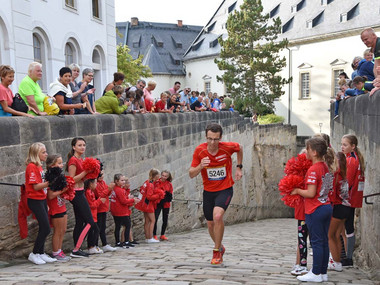 Cheerleeder jubeln bei Ankunft der Läufer auf dem Festungsplateau