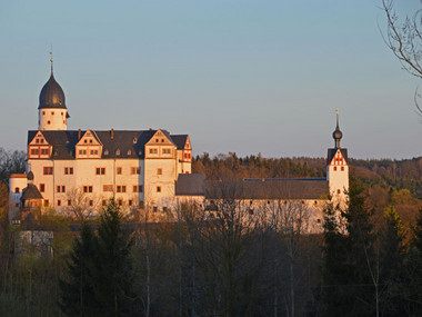 Schloss Rochsburg in der Abendsonne, umhüllt in leicht rötlichem Licht