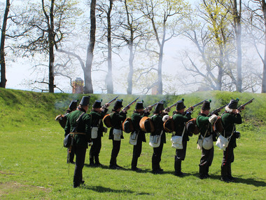 Historisch uniformierte Soldaten bei Schießübungen