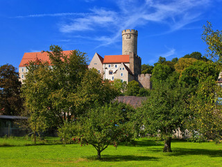 Burg Gnandstein Schloesserland Sachsen Ansicht Wiese und Beaume