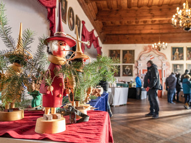 Weihnachtliche Stände mit Hunsthandwerk im historischen Festsaal des Museums Schloss Rochsburg