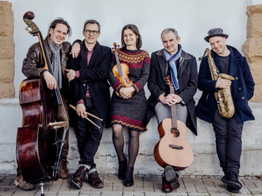 Die fünf Bandmitglieder mit Ihren Instrumenten