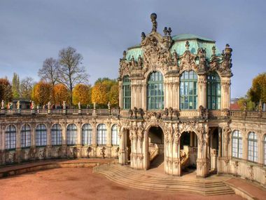 Blick vom Innenbereich auf den Wallpavillion Blick vom Innenbereich auf den Wallpavillion