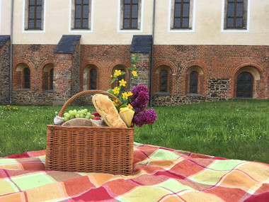 Picknickkorb vor Klostermauern