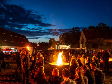 Lagerfeuer während Blues & Rockfestival in Altzella