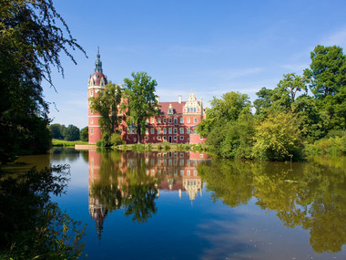 Pohled na zámek přes jezero - Park knížete Pücklera v Bad Muskau