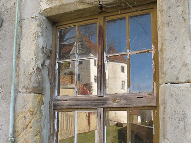 Schloss Nossen als Spiegelbild im Fenster