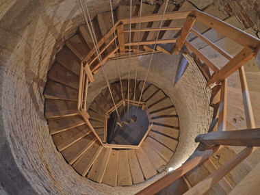 Das Bild zeigt die Holzwendeltreppe, die den Bergfried hinaufführt. 