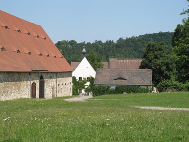 Scheune und Gebäude "Schreiberei" des ehemaligen Klostergeländes
