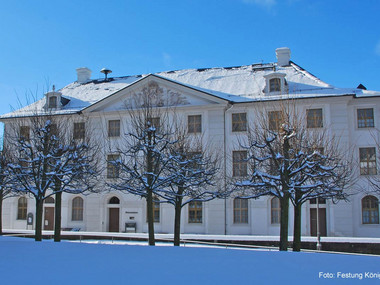 Brunnenhaus mit schneebedecktem Lindenrondell