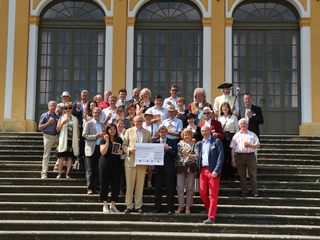 Gruppenbild der Orangenbaum-Paten vor der oberen Orangerie Gruppenbild vom zweiten Orangenbaumpatentreffen im Barockgarten Großssedlitz