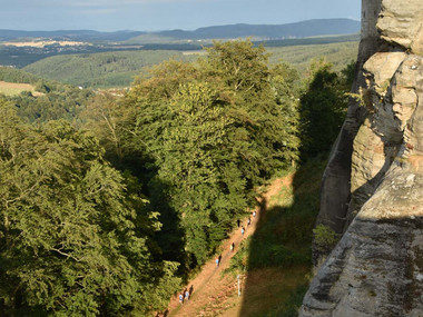 Läufer auf dem Patrouillenweg unterhalb der Festung