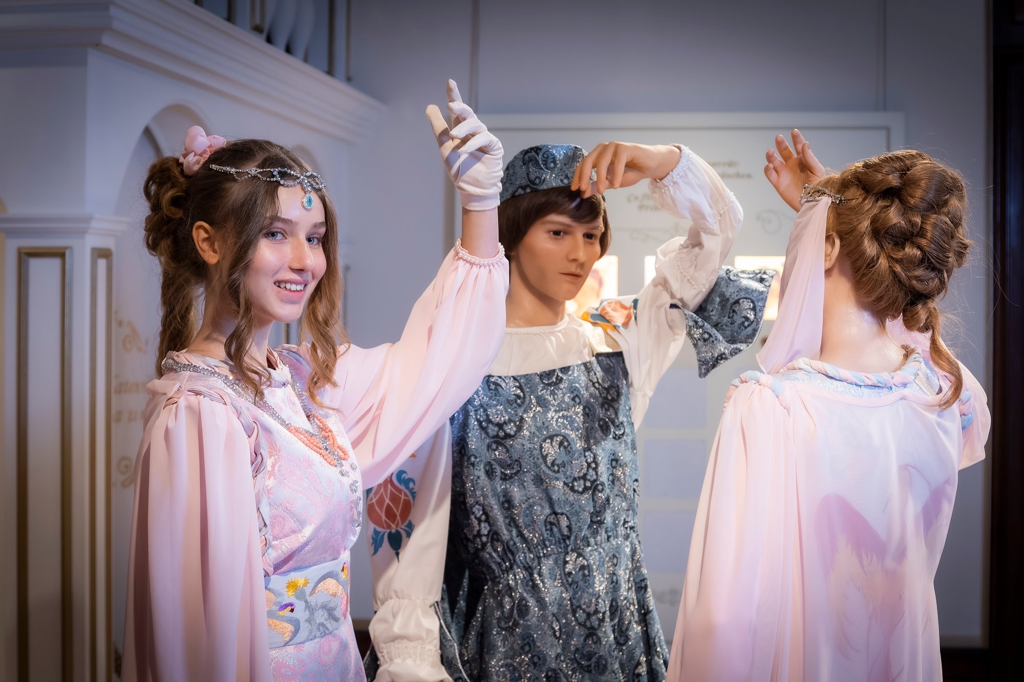 3 Haselnüsse für Aschenbrödel im Schloss Moritzburg - Tamara Kretschmer trifft die Figuren von Aschenbrödel und ihrem Prinzen in der Winterausstellung(Foto: Sylvio Dittrich) 3 Haselnüsse für Aschenbrödel im Schloss Moritzburg - Tamara Kretschmer trifft die Figuren von Aschenbrödel und ihrem Prinzen in der Winterausstellung(Foto: Sylvio Dittrich)