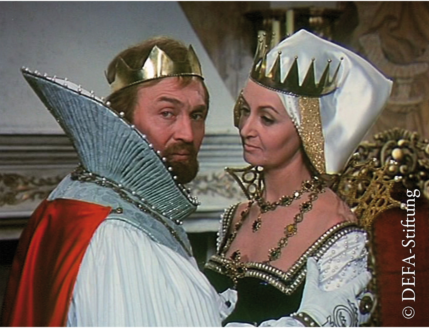 3 Haselnüsse für Aschenbrödel im Schloss Moritzburg - Schauspieler Rolf Hoppe als König zusammen mit der Königin (Copyright: DEFA Stiftung)